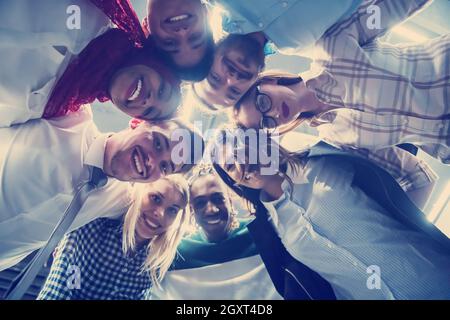 Multiethnische Gruppe junger Geschäftsleute Erfolg feiern an ihren Arbeitsstätten im Startup office Erfolg und gewinnende Konzept Stockfoto