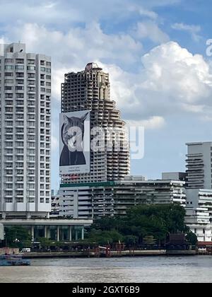 Bangkok, Thailand. September 2021. Der Sathorn Unique Tower, eines der höchsten unfertigen Gebäude der Welt und Bangkoks berühmtester verlorener Ort. Im Zuge der Asienkrise wurden die Bauarbeiten 1997 plötzlich eingestellt. Heute ist das zerstörte Gebäude als der "Geisterturm" bekannt. (To dpa 'like a post-apokalyptic Film set': The Ghost Tower of Bangkok') Quelle: Carola Frentzen/dpa/Alamy Live News Stockfoto