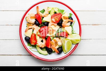 Diätsalat mit Garnelen, Erdbeeren, Avocado und grünem Salat Stockfoto