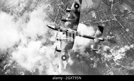 Ein Halifax-Bomber von Handley Page über Deutschland als Teil der strategischen Bomberkampagne des Bomberkommandos Stockfoto