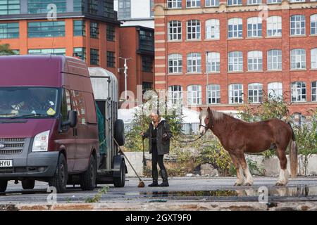 Manchester, Großbritannien. Oktober 2021. Eine Reisende kümmert sich während der Demonstration um ihr Pferd.Zigeuner richten ein Lager am Stadtrand von Manchester ein, bevor sie sich anderen Demonstranten im Zentrum von Manchester anschließen, um sich gegen den Gesetzentwurf der Polizei, des Verbrechens, der Verurteilung und des Gerichts zu wehren, wonach sie glauben, dass er nomadische Zigeuner- und Reisekulturen in ganz Großbritannien verbieten wird. Kredit: SOPA Images Limited/Alamy Live Nachrichten Stockfoto