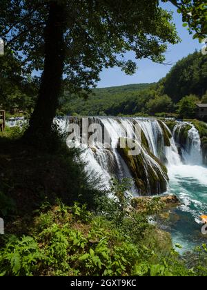 Schönes Wasserfal mit klarem Wildwasser strbacki buk in bosnien und herzegowina in der Nähe der Stadt bihac Stockfoto