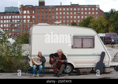 Manchester, Großbritannien. Oktober 2021. Eine Roma-Familie spielt Musikinstrumente, während sie sich auf die „Kill the Bill“-Demonstration vorbereiten.Zigeuner richten ein Lager am Stadtrand von Manchester ein, bevor sie sich anderen Demonstranten im Zentrum von Manchester anschließen, um sich gegen Polizei, Kriminalität, Verurteilung, Und Gericht Bill, dass sie glauben, dass es nomadische Zigeuner und Reisekulturen in ganz Großbritannien verbieten wird. (Bild: © Martin Pope/SOPA Images via ZUMA Press Wire) Stockfoto
