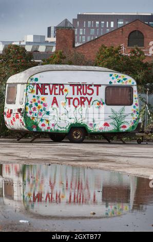 Manchester, Großbritannien. Oktober 2021. Eine Karawane, die von Hand mit einem regierungsfeindlichen Slogan bemalt wurde, der während der Demonstration zu sehen war.Zigeuner haben ein Lager am Stadtrand von Manchester eingerichtet, bevor sie sich anderen Demonstranten im Zentrum von Manchester anschlossen, um sich dem Gesetz über Polizei, Kriminalität, Verurteilung und Gerichte zu widersetzen, wonach sie glauben, dass es nomadische Zigeuner- und Reisekulturen in ganz Großbritannien verbieten wird. (Foto von Martin Pope/SOPA Images/Sipa USA) Quelle: SIPA USA/Alamy Live News Stockfoto