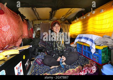 Manchester, Großbritannien. Oktober 2021. Eine Reisende sitzt während der Demonstration auf dem Rücken ihres Wagens.Zigeuner haben ein Lager am Stadtrand von Manchester eingerichtet, bevor sie sich anderen Demonstranten im Zentrum von Manchester anschließen, um sich gegen Polizei, Kriminalität, Verurteilung, Und Gericht Bill, dass sie glauben, dass es nomadische Zigeuner und Reisekulturen in ganz Großbritannien verbieten wird. (Foto von Martin Pope/SOPA Images/Sipa USA) Quelle: SIPA USA/Alamy Live News Stockfoto