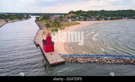 Blick vom großen See des roten Leuchtturms und der amerikanischen Flagge, die zu den Fluss- und Strandhäusern führt Stockfoto