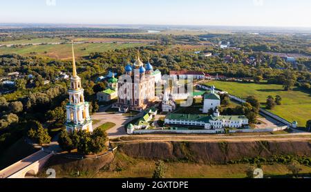 Vogelperspektive auf die Mariä-Himmelfahrt-Kathedrale im Rjasanischen Kreml, Russland Stockfoto