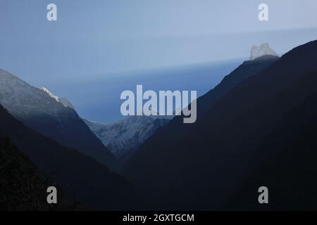 Sonnenaufgang über dem Berg Matschaputschare, Annapurna Conservation Area, Nepal. Stockfoto