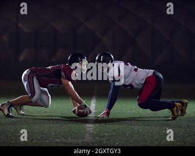 American Football Spieler sind bereit auf dem Feld in der Nacht zu starten Stockfoto