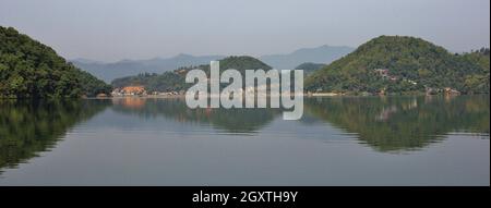 Hügel von grünen Wald in Nepal Begnas See, widerspiegelt. Stockfoto