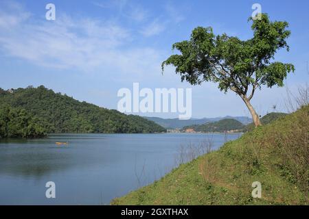 Morgen im Majhjkuna, Nepal. Blick auf den See Begnas, Landschaft in der Nähe von Pokhara. Stockfoto