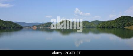 Begnas See, schöner Platz zum Schwimmen. See in der Nähe von Pokhara, Nepal. Grüne Hügel auf dem Wasser widerspiegeln. Stockfoto