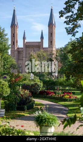 Neustrelitz, Deutschland. Oktober 2021. Die Türme der Schlosskirche erheben sich in den wolkenlosen Himmel. Die Residenzstadt Neustrelitz liegt rund 100 Kilometer nördlich von Berlin und mitten in der Mecklenburgischen Seenplatte. Die Stadt wurde 1733 gegründet und ist aufgrund ihrer Lage ein beliebtes Urlaubsziel. Quelle: Monika Skolimowska/dpa-Zentralbild/ZB/dpa/Alamy Live News Stockfoto