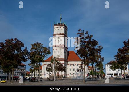 Neustrelitz, Deutschland. Oktober 2021. Der Turm der Stadtkirche Neustrelitz auf dem Marktplatz erhebt sich in den wolkenlosen Himmel. Die Residenzstadt Neustrelitz liegt etwa 100 Kilometer nördlich von Berlin und mitten in der Mecklenburgischen Seenplatte. Die Stadt wurde 1733 gegründet und ist aufgrund ihrer Lage ein beliebtes Urlaubsziel. Quelle: Monika Skolimowska/dpa-Zentralbild/ZB/dpa/Alamy Live News Stockfoto