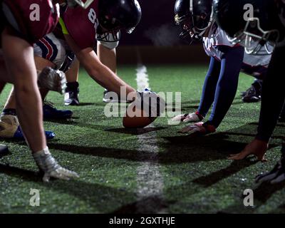 American Football Spieler sind bereit auf dem Feld in der Nacht zu starten Stockfoto
