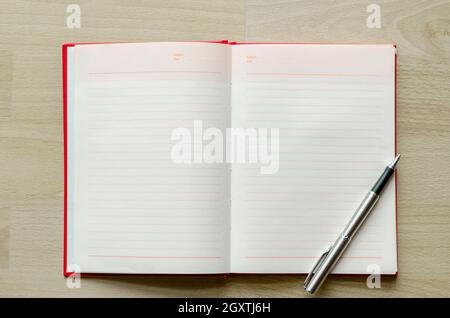 Leeres Notizbuch mit Kugelschreiber auf Holz Tisch Texteingabefeld Stockfoto