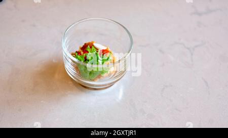 Hors D'oeuvres Fingerfood in einem Glasglas Stockfoto