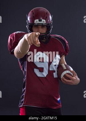 Portrait von American Football Spieler gegen grauen Hintergrund zeigen Stockfoto