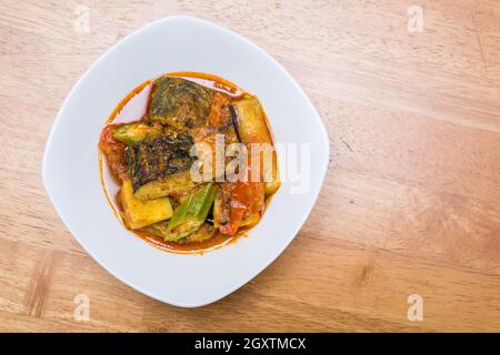 Köstlicher würziger vegetarischer Fisch auf Holzhintergrund. Stockfoto