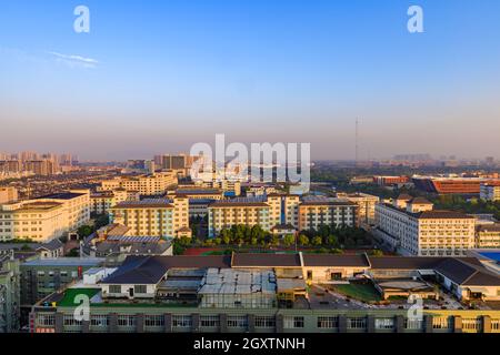 Zhejiang, China - 02. November 2017: Blick auf den Stadtrand von Hangzhou, am späten Nachmittag. Stockfoto