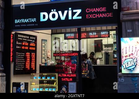 Istanbul, Türkei. 5. Oktober 2021 Türkische Wechselstube im belebten Einkaufsviertel, Istiklal Street, Taksim, Istanbul, Türkei. Stockfoto