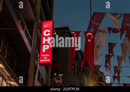 Istanbul, Türkei. 5. Oktober 2021 Leuchtschild für das Beyoglu-Büro der politischen Partei der CHP in der Istiklal Street, Istanbul, Türkei. Stockfoto