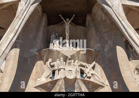 Detail des gekreuzigten Christus an der Fassade der 'Sagrada Familia' in Barcelona, Heilige Familie Kathedrale von Gaudi entworfen, gebaut seit 19. März 1 Stockfoto