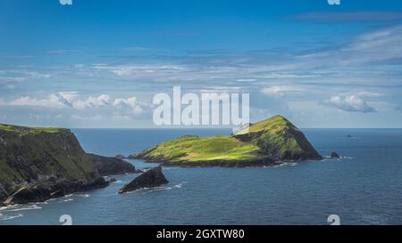 Zerklüftete Küste mit Inseln, Kerry Cliffs und blauem Wasser des Atlantischen Ozeans an einem Sommertag, Portmagee, Halbinsel Iveragh, Ring of Kerry, Irland Stockfoto