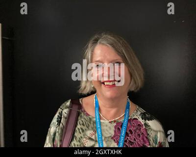 Manchester, Großbritannien. Oktober 2021. Suzie Morley, Vorsitzende des Rates in Mid Suffolk aus Stonham Aspal. (To dpa: The Boris Johnson Show: How the British Prime Minister talks the crisis away) Quelle: Christoph Meyer/dpa/Alamy Live News Stockfoto