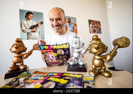 Berlin, Deutschland. Oktober 2021. Christian Kallenberg, Medienunternehmer, hält die neue Ausgabe der Zeitschrift 'Pop Rocky' in seinem Büro. Das Magazin wurde 1998 eingestellt und wird mit einer Sonderausgabe auf 07.10.2021 wiederveröffentlicht. Quelle: Fabian Sommer/dpa/Alamy Live News Stockfoto