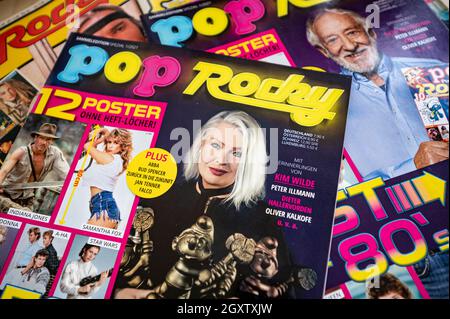 Berlin, Deutschland. Oktober 2021. Die neue Ausgabe der Zeitschrift 'Pop Rocky' steht auf dem Tisch. Das Magazin wurde 1998 eingestellt und wird mit einer Sonderausgabe auf 07.10.2021 wiederveröffentlicht. Quelle: Fabian Sommer/dpa/Alamy Live News Stockfoto