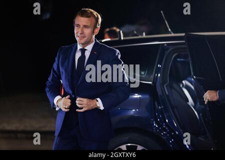 Brdo Pri Kranju, Slowenien. Oktober 2021. Der französische Präsident Emmanuel Macron trifft auf den EU-Westbalkan-Gipfel ein, der am 6. Oktober 2021 stattfinden wird. (Foto: Luka Dakskobler/SOPA Images/Sipa USA) Quelle: SIPA USA/Alamy Live News Stockfoto