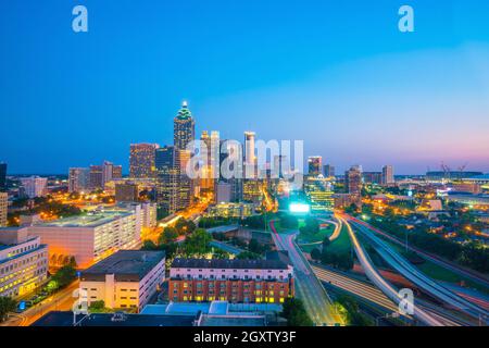 Skyline von Atlanta bei Sonnenuntergang in Georgia, USA Stockfoto
