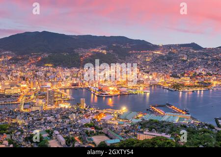 Wunderschöne Panorama-Luftaufnahme der Nagasaki Skyline bei Nacht vom Mount Inasa Stockfoto