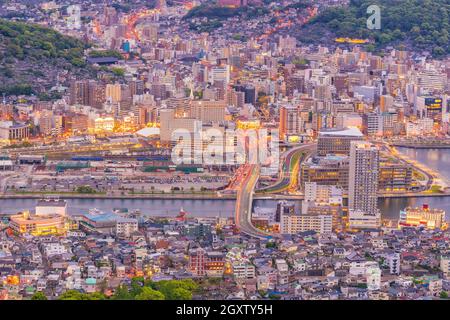 Wunderschöne Panorama-Luftaufnahme der Nagasaki Skyline bei Nacht vom Mount Inasa Stockfoto