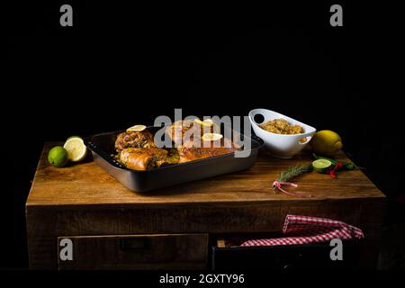 Knusprig gebratene Schweineknöchel aus dem Ofen Stockfoto
