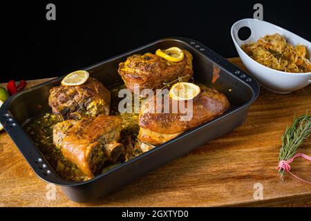 Knusprig gebratene Schweineknöchel aus dem Ofen Stockfoto