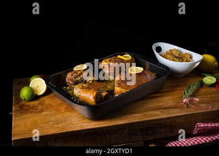 Knusprig gebratene Schweineknöchel aus dem Ofen Stockfoto
