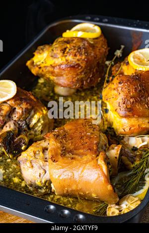 Knusprig gebratene Schweineknöchel aus dem Ofen Stockfoto