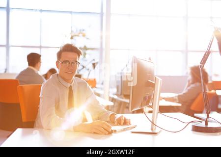 Jungunternehmer-Programmierer in großes helles Büro bei der Arbeit mit computer Stockfoto