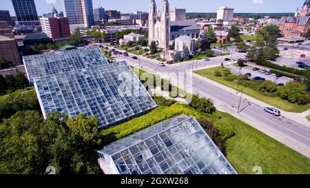 Riesige Glasdächer ragen von grünen Rasenflächen mitten in der Innenstadt von Fort Wayne Stockfoto