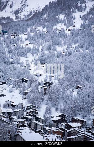 Luftbild auf Tal Zermatt und Matterhorn peak in der Abenddämmerung mit frischem Schnee in der Schweiz Stockfoto