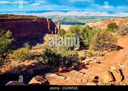 Nahaufnahme des Sandsteinweges und der Wüstenlandschaft mit großem Canyon und Bergen im Hintergrund Stockfoto