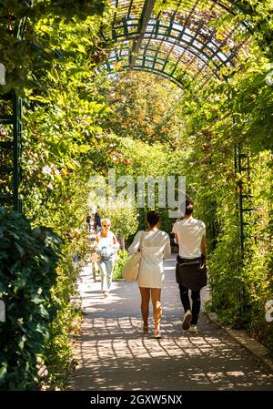 Menschen auf der Promenade Plantee im 12. Arrondissement in Paris, Frankreich. Sonniger Tag, Grün, angenehmes Ambiente. Stockfoto