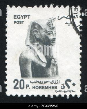 ÄGYPTEN - UM 1994: Briefmarke gedruckt von Ägypten, zeigt Büste des Pharao Horemheb, um 1994 Stockfoto