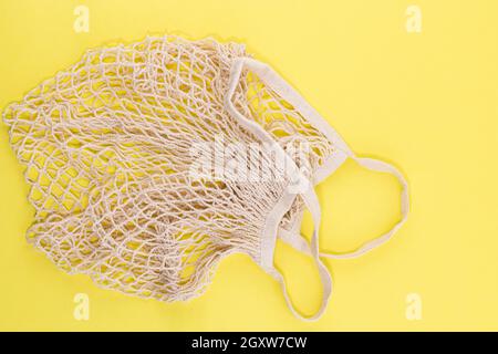 Wiederverwendbare Öko-Taschen aus Baumwolle und Mesh zum Einkaufen auf gelbem Hintergrund mit Platz für Kopien. Zero Waste Konzept. Kein Kunststoff. Stockfoto
