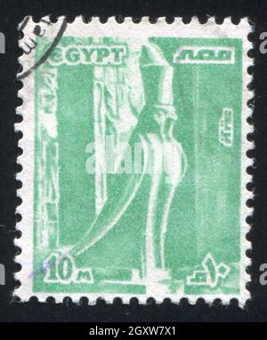 ÄGYPTEN - UM 1978: Briefmarke gedruckt von Ägypten, zeigt Statue des Horus, um 1978 Stockfoto