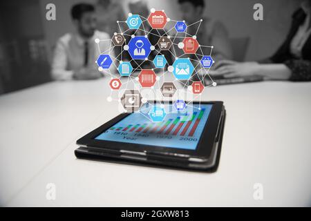 Digitale Anwendungen verbunden mit Ikonen überfliegen tablet Stockfoto