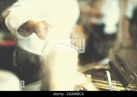 Chefkoch Kochen, Braten in der Friteuse. Verkauf und Essen Konzept Stockfoto