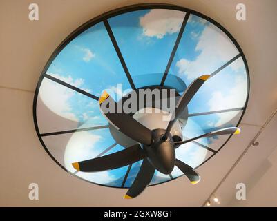 Ventilator des Flugzeugmotors, der als Deckenventilator verwendet wird. Das Foto wurde am 4. Oktober 2017 im Saqr Al Jazeere Aviation Museum in Saudi-Arabien, Naher Osten, aufgenommen. Stockfoto